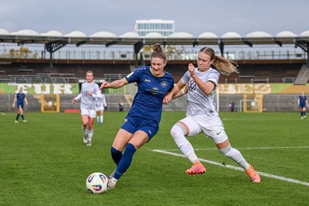 09 11 2025, Football, 2 Womens Bundesliga, 2025 2026, Matchday 10, VfL Wolfsburg II SG 99 Andernach Carolin Schraa 7 Andernach shields the ball