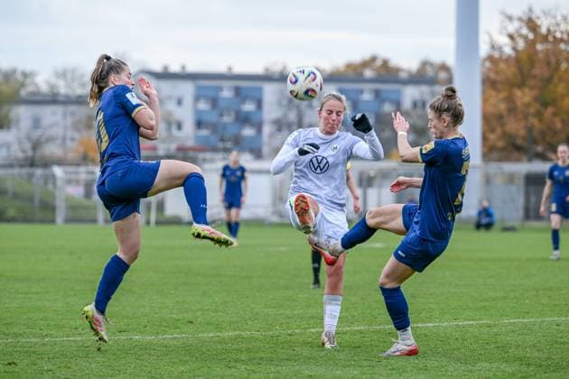 09 11 2025, Football, 2 Womens Bundesliga, 2025 2026, Matchday 10, VfL Wolfsburg II SG 99 Andernach Leonie Krump 10 Andernach and Carolin Schraa 7 Andernach attack a Wolfsburg player