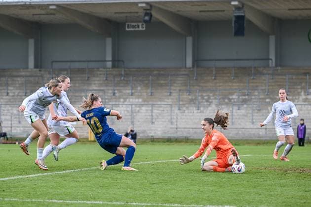 09 11 2025, Football, 2 Womens Bundesliga, 2025 2026, Matchday 10, VfL Wolfsburg II SG 99 Andernach Nelly Smolarczyk 12 VfL Wolfsburg U20 holds Leonie Krumps shot 10 Andernach