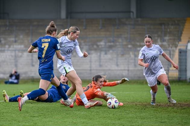 09 11 2025, Football, 2 Womens Bundesliga, 2025 2026, Matchday 10, VfL Wolfsburg II SG 99 Andernach Nelly Smolarczyk 12 VfL Wolfsburg U20 holds Leonie Krumps shot 10 Andernach