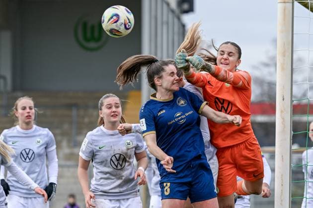 09 11 2025, Football, 2 Womens Bundesliga, 2025 2026, Matchday 10, VfL Wolfsburg II SG 99 Andernach Nelly Smolarczyk 12 VfL Wolfsburg U20 fists the ball away