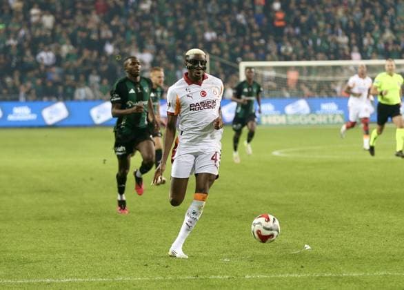 Kocaelispor v Galatasaray - Turkish Super Lig KOCAELI, TURKIYE - NOVEMBER 9: Victor James Osimhen (45) of Galatasaray in action during the Turkish Super Lig week 12 football match between Kocaelispor and Galatasaray at Kocaeli Stadium, Turkiye on November 9, 2025. Ugur Subasi Anadolu Kocaeli Turkey. Editorial use only. Please get in touch for any other usage.  Copyright: x2025xAnadoluxUÄüurxSubaÅüÄ±x