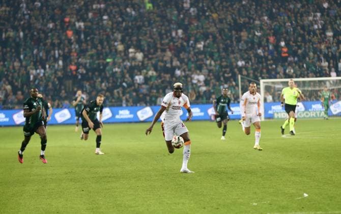 Kocaelispor v Galatasaray - Turkish Super Lig KOCAELI, TURKIYE - NOVEMBER 9: Victor James Osimhen (45) of Galatasaray in action during the Turkish Super Lig week 12 football match between Kocaelispor and Galatasaray at Kocaeli Stadium, Turkiye on November 9, 2025. Ugur Subasi Anadolu Kocaeli Turkey. Editorial use only. Please get in touch for any other usage.  Copyright: x2025xAnadoluxUÄüurxSubaÅüÄ±x