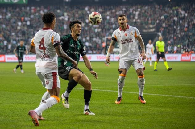 Kocaelispor v Galatasaray - Turkish Super Lig KOCAELI, TURKIYE - NOVEMBER 9: Jakobs (4) and Abdulkerim Bardakci (42) of Galatasaray in action during the Turkish Super Lig week 12 football match between Kocaelispor and Galatasaray at Kocaeli Stadium, Turkiye on November 9, 2025. Ibrahim Yozoglu Anadolu Kocaeli Turkey. Editorial use only. Please get in touch for any other usage.  Copyright: x2025xAnadoluxÄ°brahimxYozoÄülux