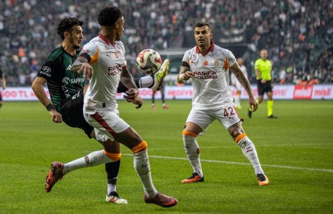 Kocaelispor v Galatasaray - Turkish Super Lig KOCAELI, TURKIYE - NOVEMBER 9: Jakobs (4) and Abdulkerim Bardakci (42) of Galatasaray in action during the Turkish Super Lig week 12 football match between Kocaelispor and Galatasaray at Kocaeli Stadium, Turkiye on November 9, 2025. Ibrahim Yozoglu Anadolu Kocaeli Turkey. Editorial use only. Please get in touch for any other usage.  Copyright: x2025xAnadoluxÄ°brahimxYozoÄülux