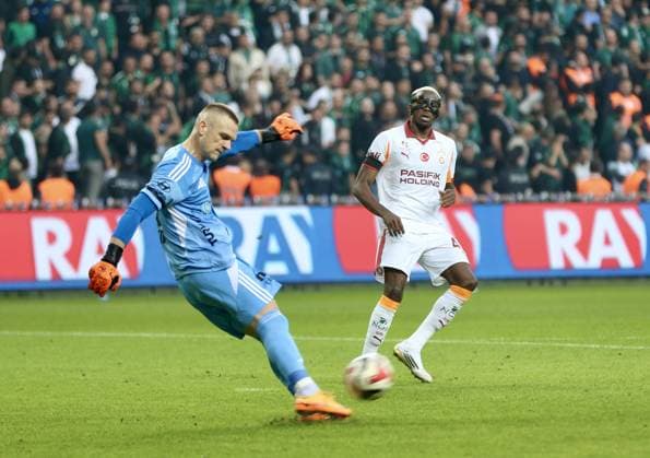 Kocaelispor v Galatasaray - Turkish Super Lig KOCAELI, TURKIYE - NOVEMBER 9: Victor James Osimhen (45) of Kocaelispor in action during the Turkish Super Lig week 12 football match between Kocaelispor and Galatasaray at Kocaeli Stadium, Turkiye on November 9, 2025. Ugur Subasi Anadolu Kocaeli Turkey. Editorial use only. Please get in touch for any other usage.  Copyright: x2025xAnadoluxUgurxSubasix