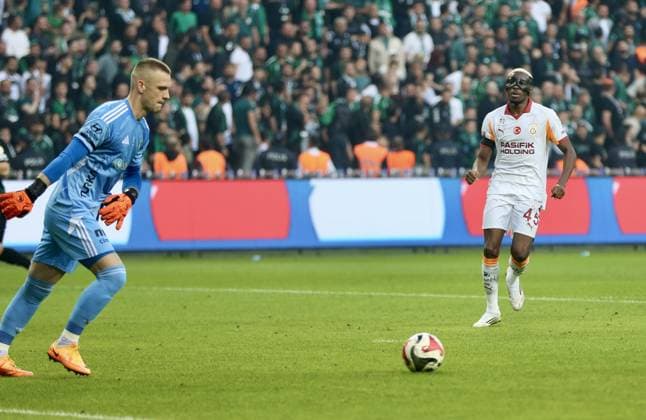 Kocaelispor v Galatasaray - Turkish Super Lig KOCAELI, TURKIYE - NOVEMBER 9: Victor James Osimhen (45) of Kocaelispor in action during the Turkish Super Lig week 12 football match between Kocaelispor and Galatasaray at Kocaeli Stadium, Turkiye on November 9, 2025. Ugur Subasi Anadolu Kocaeli Turkey. Editorial use only. Please get in touch for any other usage.  Copyright: x2025xAnadoluxUgurxSubasix
