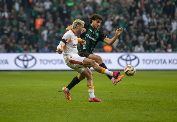 Kocaelispor v Galatasaray - Turkish Super Lig KOCAELI, TURKIYE - NOVEMBER 9: Baris Alper Yilmaz of Galatasaray in action during the Turkish Super Lig week 12 football match between Kocaelispor and Galatasaray at Kocaeli Stadium, Turkiye on November 9, 2025. Ibrahim Yozoglu Anadolu Kocaeli Turkey. Editorial use only. Please get in touch for any other usage.  Copyright: x2025xAnadoluxÄ°brahimxYozoÄülux