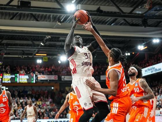 Wenyen Gabriel Basketball Loewen Muenchen, 32 vs Alonzo Verge Jr RASTA Vechta, 11 in Dunk VfL Eintracht Hagen vs TV Grosswallstadt, Handball, 2 Bundesliga, Matchday 10, Season 2025 2026, 08 11 2025 VfL Eintracht Hagen vs TV Grosswallstadt, Handball, 2 Bundesliga, Matchday 10, Season 2025 2026, 08 11 2025 Hagen Copyright: xEibner-Pressefoto DamianxKruczynx EP_DKI