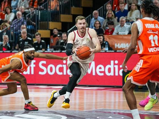 Andreas Obst Basketball FC Bayern Muenchen, 13 dribbling past Lloyd Pandi RASTA Vechta, 41 and Alonzo Verge Jr RASTA Vechta, 11 Rasta Vechta vs FC Bayern Muenchen, Basketball, easyCredit Basketball Bundesliga, Matchday 7, Season 2025 2026, 09 11 2025 Rasta Vechta vs FC Bayern Muenchen, Basketball, easyCredit Basketball Bundesliga, Matchday 7, Season 2025 2026, 09 11 2025 Vechta Copyright: xEibner-Pressefoto DamianxKruczynx EP_DKI