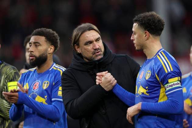 Nottingham Forest v Leeds United - Premier League Daniel Farke Manager of Leeds United and Ethan Ampadu of Leeds United shake hands after the Premier League match between Nottingham Forest and Leeds United at City Ground on November 9, 2025 in Nottingham, England. Nottingham City Ground England United Kingdom Copyright: xNealxSimpson Sportsphoto APLx 14140790