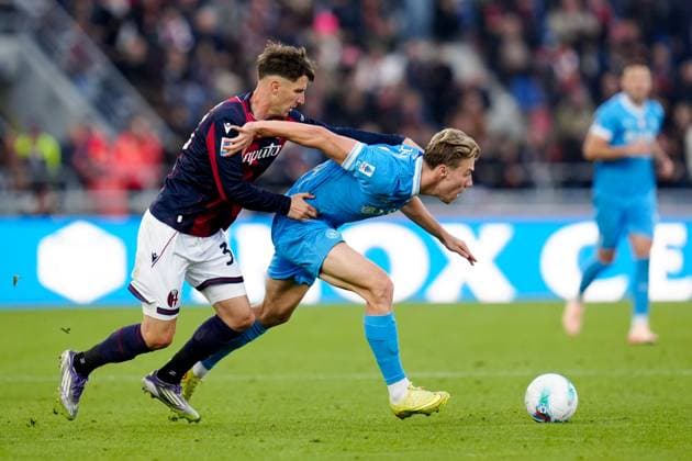 Bologna FC 1909 v SSC Napoli - Serie A Enilive Rasmus Hojlund of SSC Napoli and Juan Miranda of Bologna FC compete for the ball during the serie Serie A Enilive match between Bologna FC 1909 and SSC Napoli at Stadio Renato Dall™Ara on November 9, 2025 in Bologna, Italy Bologna Stadio Renato Dall Ara Bologna Italy Copyright: xGiuseppexMaffiax 251109_SerieA_Bologna-Napoli_GM_0758