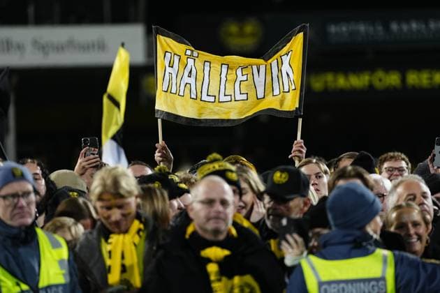 HÄLLEVIK, SWEDEN 20251109 The crowd celebrates Mjällbys Swedish championship gold after Sundays football match in the last round of the Allsvenskan between Mjällby AIF and BK Häcken at Strandvallen HÄLLEVIK SWEDEN x9200x  Copyright: xBjörnxLarssonxRosvall TTx ALLSVENSKAN MJÄLLBY-HÄCKEN