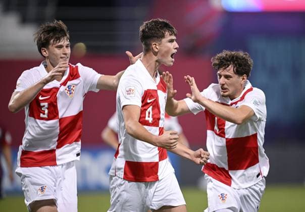 Football, Junior U 17 World Cup 2025 in Doha Qatar Preliminary round 09 11 2025 Group C Croatia Costa Rica CHEERS Croatia Goalscorer to 2 0 Raul Kumar center with Duje Sliskovic right, Union Berlin and Leon Jakirovic left