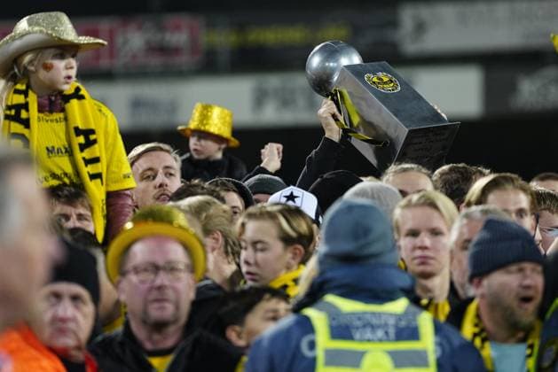 HÄLLEVIK, SWEDEN 20251109 A homemade dent in the crowd as supporters celebrate Mjällbys Swedish championship gold after Sundays football match in the last round of the Allsvenskan between Mjällby AIF and BK Häcken at Strandvallen HÄLLEVIK SWEDEN x9200x  Copyright: xBjörnxLarssonxRosvall TTx ALLSVENSKAN MJÄLLBY-HÄCKEN