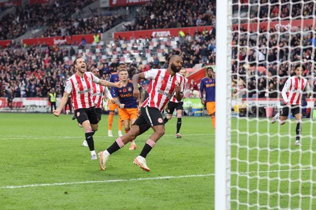 Brentford gegen Newcastle 09 November 2025, London Premier League Fußball Brentford gegen Newcastle United Igor Thiago von Brentford beginnt mit Jordan Henderson zu feiern, nachdem er das zweite Tor vom Elfmeterpunkt erzielt hat Foto Charlotte Wilson Offside London UK  Copyright: xCharlottexWilsonx xOffsidexOffside