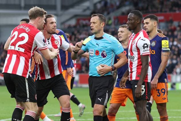 Brentford gegen Newcastle 09. November 2025, London Premier League Fußball Brentford gegen Newcastle United Die Spieler umringen Schiedsrichter Stuart Attwell, als er Dango Ouattara von Brentford die gelbe Karte für Tauchen zeigt Foto Charlotte Wilson Abseits London UK  Copyright: xCharlottexWilsonx xOffsidexOffside