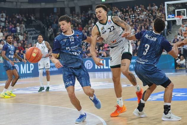 v li Samuell Williamson MLP Academics Heidelberg, 10 , N Adekunle Vet Concept Gladiators Trier, 22 GER, MLP Academics Heidelberg vs Vet Concept Gladiators Trier, Basketball, easycredit Basketball Bundesliga, 7 Matchday, Season, 2025 2026, 09 11 2025 GER, MLP Academics Heidelberg vs Vet Concept Gladiators Trier, Basketball, easycredit Basketball Bundesliga, 7 Matchday, Season, 2025 2026, 09 11 2025 Heidelberg Copyright: xEibner-Pressefoto JoergxHirschx EP_JHH