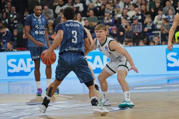 from left in duel , Kevin McClain MLP Academics Heidelberg, 3 , Jorke Aav Vet Concept Gladiators Trier, 3 GER, MLP Academics Heidelberg vs Vet Concept Gladiators Trier, Basketball, easycredit Basketball Bundesliga, Matchday 7, Season, 2025 2026, 09 11 2025 GER, MLP Academics Heidelberg vs Vet Concept Gladiators Trier, Basketball, easycredit Basketball Bundesliga, Matchday 7, Season, 2025 2026, 09 11 2025 Heidelberg Copyright: xEibner-Pressefoto JoergxHirschx EP_JHH