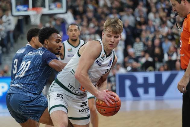 v li in duel, Michael Weathers MLP Academics Heidelberg, 20 , Jorke Aav Vet Concept Gladiators Trier, 3 GER, MLP Academics Heidelberg vs Vet Concept Gladiators Trier, Basketball, easycredit Basketball Bundesliga, 7 Matchday, Season, 2025 2026, 09 11 2025 GER, MLP Academics Heidelberg vs Vet Concept Gladiators Trier, Basketball, easycredit Basketball Bundesliga, 7 Matchday, Season, 2025 2026, 09 11 2025 Heidelberg Copyright: xEibner-Pressefoto JoergxHirschx EP_JHH