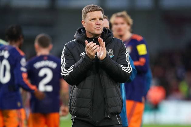 Eddie Howe, Head coach of Newcastle United thanks the travelling fans after the match Brentford v Newcastle United, Football, Premier League, The Gtech Community Stadium, London, UK, 09 11 25 EDITORIAL USE ONLY No use with unauthorised audio, video, data, fixture lists (outside the EU), club league logos or live services. Online in-match use limited to 45 images (+15 in extra time). No use to emulate moving images. No use in betting, games or  Copyright: xAnthonyxHanc Shutterstockx 15726224af
