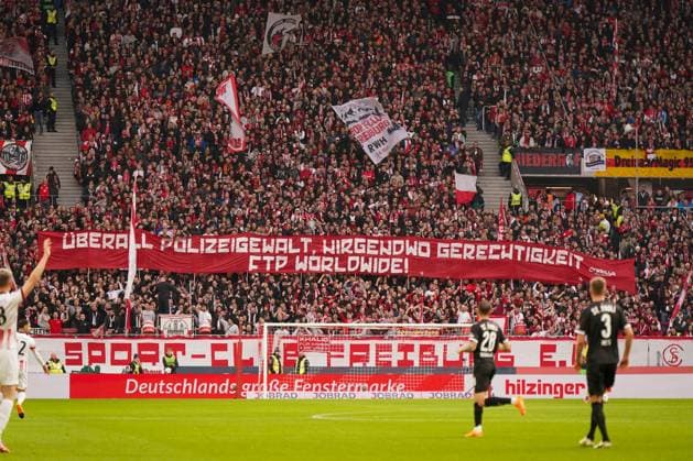 Deutschland, Freiburg, Europa, Fussball Bundesliga 2025 26, 10. Spieltag SC Freiburg vs FC St. Pauli, Europa Park Stadion, Heimkurve, Fanprotest, Banner gegen Polizeigewalt, gesellschaftliche Kritik, Solidarität, Fankultur, Emotion, Stadion, Fanszene, Bundesliga. *** Germany, Freiburg, Europe, Soccer Bundesliga 2025 26, Matchday 10 SC Freiburg vs FC St Pauli, Europa Park Stadium, home curve, fan protest, banner against police violence, social criticism, solidarity, fan culture, emotion, stadium, fan scene, Bundesliga Copyright: xJOERANxSTEINSIEKx