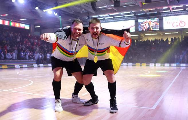 BAU 09 11 2025 Göppingen Artistic Cycling UCI Indoor Cycling World Championships 2025, f l Cycling World Champion Raphael Kopp and Bernd Mlady GER cheer