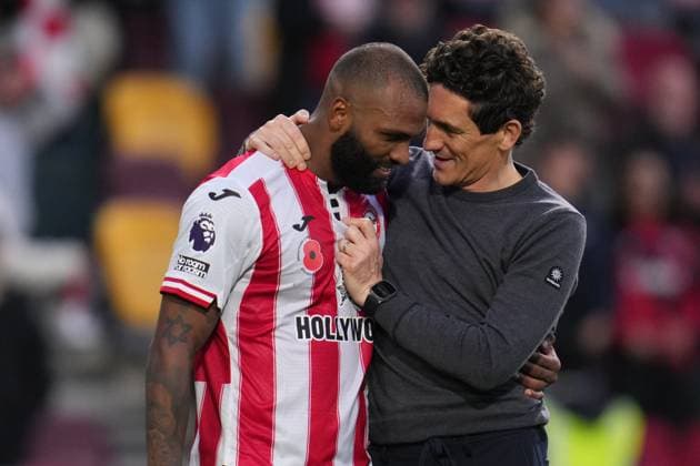Premier League Brentford v Newcastle United Igor Thiago of Brentford and Keith Andrews manager of Brentford at full time during the Premier League match Brentford vs Newcastle United at The Gtech Community Stadium, London, United Kingdom, 9th November 2025 (Photo by Harvey Murphy News Images) Copyright: xHarveyxMurphy NewsxImagesx
