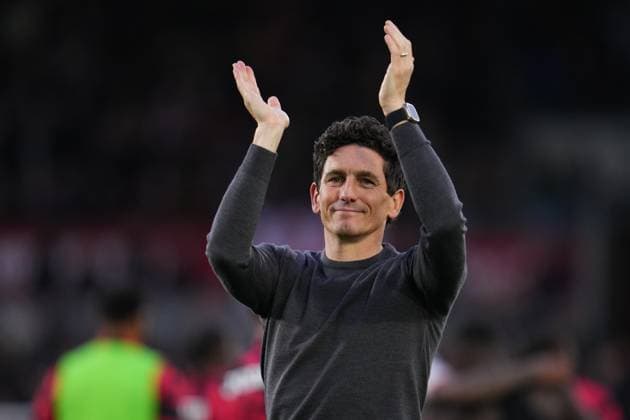 Premier League Brentford v Newcastle United Keith Andrews manager of Brentford applauds home support during the Premier League match Brentford vs Newcastle United at The Gtech Community Stadium, London, United Kingdom, 9th November 2025 (Photo by Harvey Murphy News Images) Copyright: xHarveyxMurphy NewsxImagesx