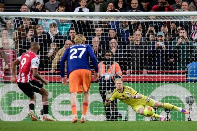 BRENTFORD, ENGLAND - NOVEMBER 9: Igor Thiago of Brentford scores penalty against Aaron Ramsdale of Newcastle United during the Premier League match between Brentford and Newcastle United at Gtech Community Stadium on November 9, 2025 in Brentford, England. SPO 