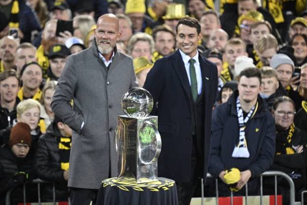 HÄLLEVIK, SWEDEN 20251109 The Swedish Championship trophy awaits to be handed over to Mjällby after Sunday s football match in the final round of the Allsvenskan between Mjällby AIF and BK Häcken at Strandvallen HÄLLEVIK SWEDEN x9200x  Copyright: xBjörnxLarssonxRosvall TTx ALLSWEDEN MJÄLLBY HEDGEHOG