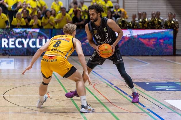 Lucas Mayer Bozic Estriche Knights Kirchheim, 08 Miles Lamar Tention Tigers Tuebingen, 03 GER, Bozic Estriche Knights Kirchheim vs Tigers Tuebingen, BARMER 2 Basketball Bundesliga, 08 Matchday, Season 2025 2026, 09 11 2025 GER, Bozic Estriche Knights Kirchheim vs Tigers Tuebingen, BARMER 2 Basketball Bundesliga, 08 Matchday, Season 2025 2026, 09 11 2025 Kirchheim an der Teck Copyright: xEibner-Pressefoto NinaxSanderx EP_NSR