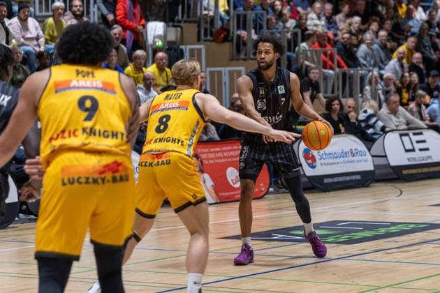 Tylan James Pope Bozic Estriche Knights Kirchheim, 09 Lucas Mayer Bozic Estriche Knights Kirchheim, 08 Miles Lamar Tention Tigers Tuebingen, 03 GER, Bozic Estriche Knights Kirchheim vs Tigers Tuebingen, BARMER 2 Basketball Bundesliga, 08 Matchday, Season 2025 2026, 09 11 2025 GER, Bozic Estriche Knights Kirchheim vs Tigers Tuebingen, BARMER 2 Basketball Bundesliga, 08 Matchday, Season 2025 2026, 09 11 2025 Kirchheim an der Teck Copyright: xEibner-Pressefoto NinaxSanderx EP_NSR