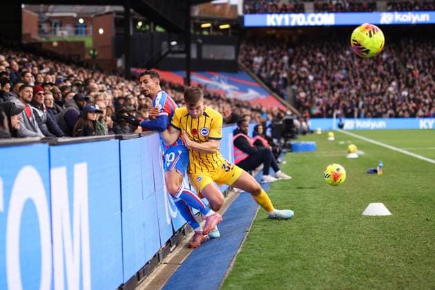 Crystal Palace gegen Brighton Hove Albion 09 November 2025, London Premier League Fußball Crystal Palace gegen Brighton Hove Albion Yeremi Pino von Crystal Palace und Joel Veltman von Brighton Hove Albion Foto Jacques Feeney Abseits London UK  Copyright: xJacquesxFeeneyx xOffsidexOffside