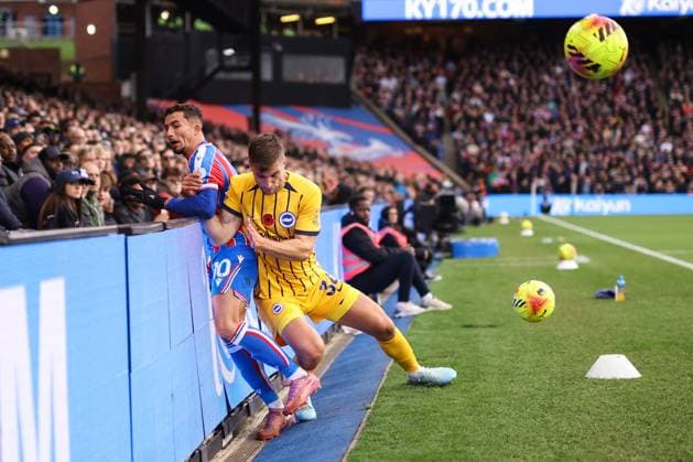 Crystal Palace gegen Brighton Hove Albion 09 November 2025, London Premier League Fußball Crystal Palace gegen Brighton Hove Albion Yeremi Pino von Crystal Palace und Joel Veltman von Brighton Hove Albion Foto Jacques Feeney Abseits London UK  Copyright: xJacquesxFeeneyx xOffsidexOffside