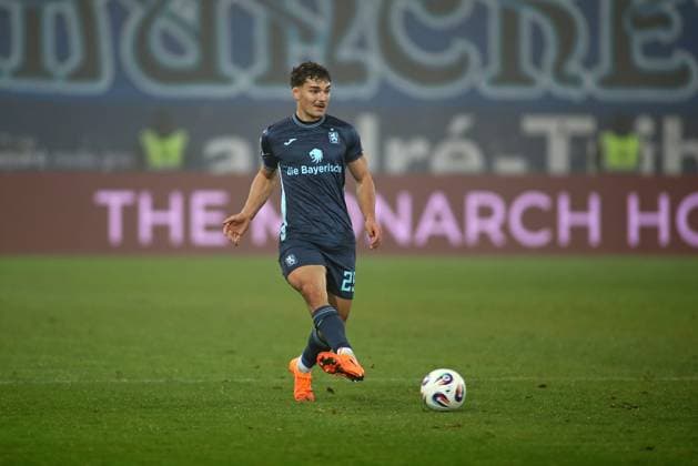 Football, Men, 3 Liga, Season 2025 2026, SSV Jahn Regensburg TSV 1860 Munich, Jahnstadion Sean Dulic TSV 1860 Munich plays a ball