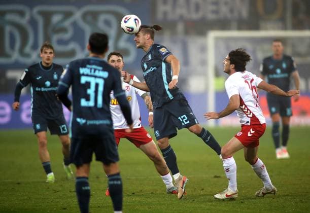 Football, Men, 3 Liga, Season 2025 2026, SSV Jahn Regensburg TSV 1860 Munich, Jahnstadion Sigurd Haugen TSV 1860 Munich plays a ball with his head, header