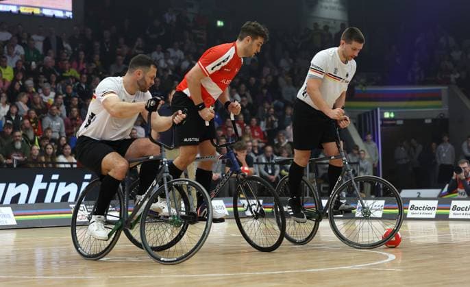 BAU 09 11 2025 Göppingen Artistic Cycling UCI Indoor Cycling World Championships 2025, Cycle Ball Final, f l Raphael Kopp GER , Stefan Feurstein AUT , Bernd Mlady GER