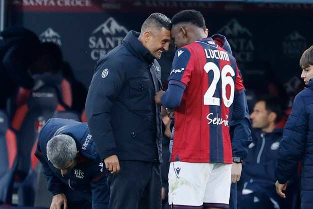 November 9, 2025, Bologna, ITALY: Bologna s Jhon Lucumi with the second Coach Daniel Niccolini jubilates after scoring a goal during the Italian Serie A soccer match Bologna FC vs SSC Napoli at Renato Dall Ara stadium in Bologna, Italy, 9 November 2025. ANSA SERENA CAMPANINI Soccer: Serie A ; Bologna-Napoli  - ZUMAa110 20251109_zaf_a110_078 Copyright: xSerenaxCampaninix