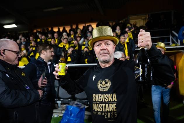 251109 Mjällbys coach Anders Torstensson cheers after the football match in Allsvenskan between Mjällby and Häcken on November 9, 2025 in Hällevik  Copyright: MATHILDAxSCHULER BB251109MA040