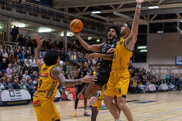 Tylan James Pope Bozic Estriche Knights Kirchheim, 09 Silas Kaan Osezua Oriane Tigers Tuebingen, 07 Aeneas Jung Bozic Estriche Knights Kirchheim, 19 GER, Bozic Estriche Knights Kirchheim vs Tigers Tuebingen, BARMER 2 Basketball Bundesliga, 08 Matchday, Season 2025 2026, 09 11 2025 GER, Bozic Estriche Knights Kirchheim vs Tigers Tuebingen, BARMER 2 Basketball Bundesliga, 08 Matchday, Season 2025 2026, 09 11 2025 Kirchheim an der Teck Copyright: xEibner-Pressefoto NinaxSanderx EP_NSR