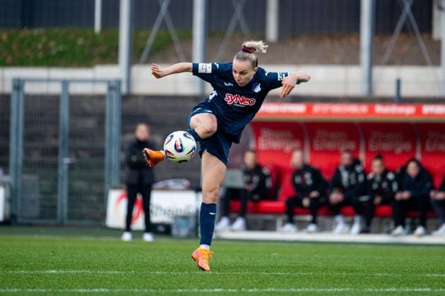 Vanessa Diehm TSG Hoffenheim, 06 am Ball, GER, 1 FC Koeln vs TSG 1899 Hoffenheim, Football Google Pixel Frauen Bundesliga, 10 Spieltag, Saison 2025 2026, 09 11 2025 DFB regulations prohibit any use of photographs as image sequences and or quasi video GER, 1 FC Koeln vs TSG 1899 Hoffenheim, Football Google Pixel Frauen Bundesliga, 10 Spieltag, Saison 2025 2026, 09 11 2025 Koeln Copyright: xEibner-Pressefoto Memmlerx EP_MMR