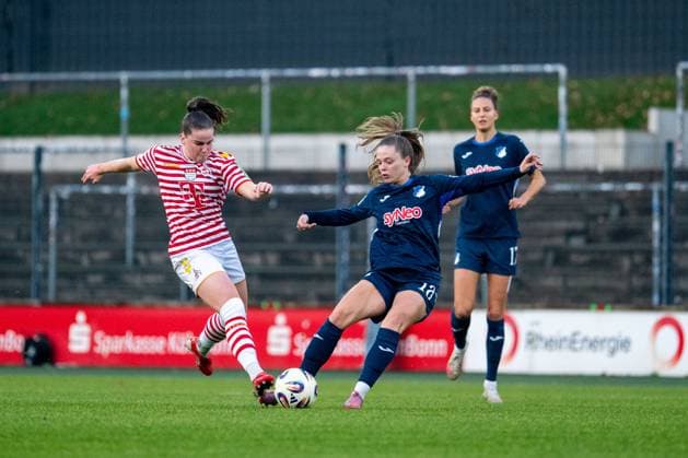 Valesca Ampoorter TSG Hoffenheim, 18 in duel with Martyna Wiankowska FC Koeln, 26 , GER, 1 FC Koeln vs TSG 1899 Hoffenheim, Football Google Pixel Womens Bundesliga, Matchday 10, Season 2025 2026, 09 11 2025 DFB regulations prohibit any use of photographs as image sequences and or quasi video GER, 1 FC Koeln vs TSG 1899 Hoffenheim, Football Google Pixel Womens Bundesliga, Matchday 10, Season 2025 2026, 09 11 2025 Koeln Copyright: xEibner-Pressefoto Memmlerx EP_MMR