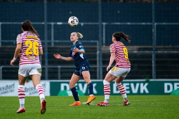 Vanessa Diehm TSG Hoffenheim, 06 in duel with Adriana Achcinska FC Koeln, 9 , GER, 1 FC Koeln vs TSG 1899 Hoffenheim, Fußball Google Pixel Frauen Bundesliga, 10 Spieltag, Saison 2025 2026, 09 11 2025 DFB regulations prohibit any use of photographs as image sequences and or quasi video GER, 1 FC Koeln vs TSG 1899 Hoffenheim, Fussball Google Pixel Frauen Bundesliga, 10 Spieltag, Saison 2025 2026, 09 11 2025 Koeln Copyright: xEibner-Pressefoto Memmlerx EP_MMR