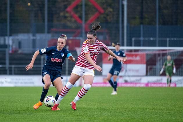 Vanessa Diehm TSG Hoffenheim, 06 in duel with Martyna Wiankowska FC Koeln, 26 , GER, 1 FC Koeln vs TSG 1899 Hoffenheim, Football Google Pixel Frauen Bundesliga, 10 Spieltag, Saison 2025 2026, 09 11 2025 DFB regulations prohibit any use of photographs as image sequences and or quasi video GER, 1 FC Koeln vs TSG 1899 Hoffenheim, Football Google Pixel Frauen Bundesliga, 10 Spieltag, Saison 2025 2026, 09 11 2025 Koeln Copyright: xEibner-Pressefoto Memmlerx EP_MMR