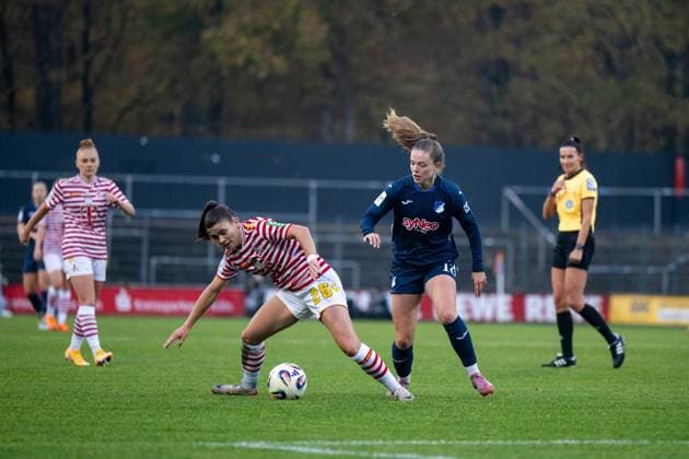 Martyna Wiankowska FC Koeln, 26 in duel with Valesca Ampoorter TSG Hoffenheim, 18 , GER, 1 FC Koeln vs TSG 1899 Hoffenheim, Football Google Pixel Women Bundesliga, Matchday 10, Season 2025 2026, 09 11 2025 DFB regulations prohibit any use of photographs as image sequences and or quasi video GER, 1 FC Koeln vs TSG 1899 Hoffenheim, Football Google Pixel Women Bundesliga, Matchday 10, Season 2025 2026, 09 11 2025 Koeln Copyright: xEibner-Pressefoto Memmlerx EP_MMR