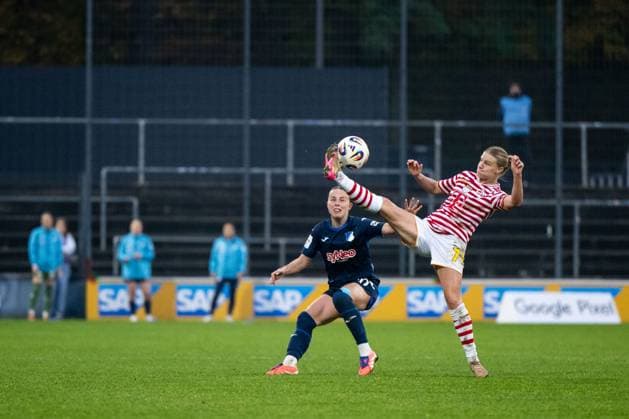 Anna Lena Stolze FC Koeln, 7 in duel with Laura Gloning TSG Hoffenheim, 20 , GER, 1 FC Koeln vs TSG 1899 Hoffenheim, Fußball Google Pixel Frauen Bundesliga, 10 Spieltag, Saison 2025 2026, 09 11 2025 DFB regulations prohibit any use of photographs as image sequences and or quasi video GER, 1 FC Koeln vs TSG 1899 Hoffenheim, Fussball Google Pixel Frauen Bundesliga, 10 Spieltag, Saison 2025 2026, 09 11 2025 Koeln Copyright: xEibner-Pressefoto Memmlerx EP_MMR