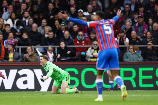 Crystal Palace gegen Brighton Hove Albion 09. November 2025, London Premier League Fußball Crystal Palace gegen Brighton Hove Albion Crystal Palace Torwart Dean Henderson und Maxence Lacroix von Crystal Palace reagieren Foto Jacques Feeney Abseits London UK  Copyright: xJacquesxFeeneyx xOffsidexOffside
