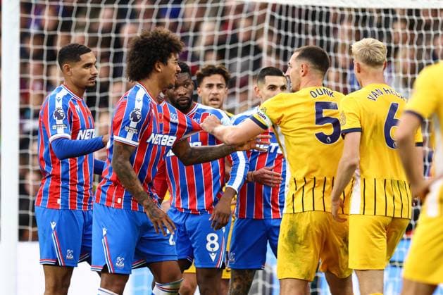 Crystal Palace gegen Brighton Hove Albion 09 November 2025, London Premier League Fußball Crystal Palace gegen Brighton Hove Albion Lewis Dunk von Brighton Hove Albion legt sich mit Chris Richards von Crystal Palace an Foto Jacques Feeney Abseits London UK  Copyright: xJacquesxFeeneyx xOffsidexOffside