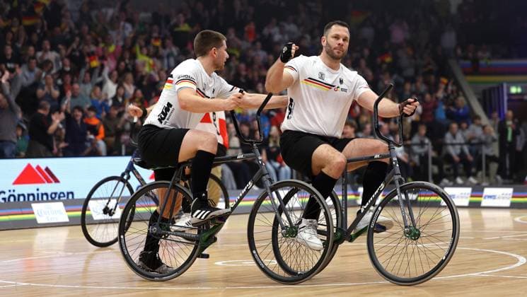 BAU 09 11 2025 Göppingen Artistic Cycling UCI Indoor Cycling World Championships 2025, Cycling final, f l Bernd Mlady GER , Raphael Kopp GER cheering